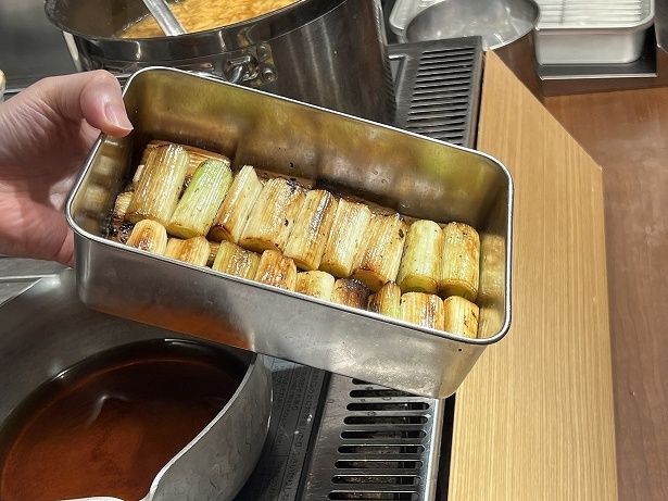じっくり焼き目を付け香ばしさをプラスした白ネギ