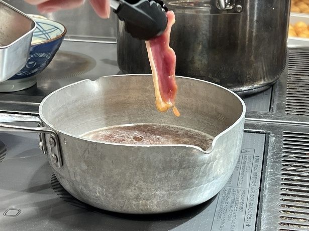 特製鴨だしで程よく合鴨肉に火を通す