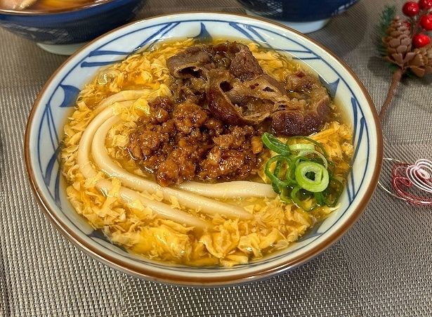 2つの肉の旨味が楽しめる「肉がさね玉子あんかけうどん」