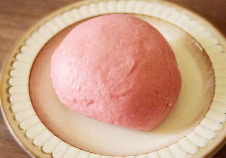 パン生地はふんわり、もっちりとした食感で、ドーム型に大きく膨らんでいます