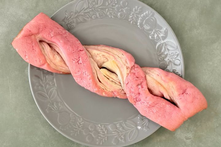 「食感が良い」「めっちゃ美味い」【セブン】いちごが香るデニッシュ登場