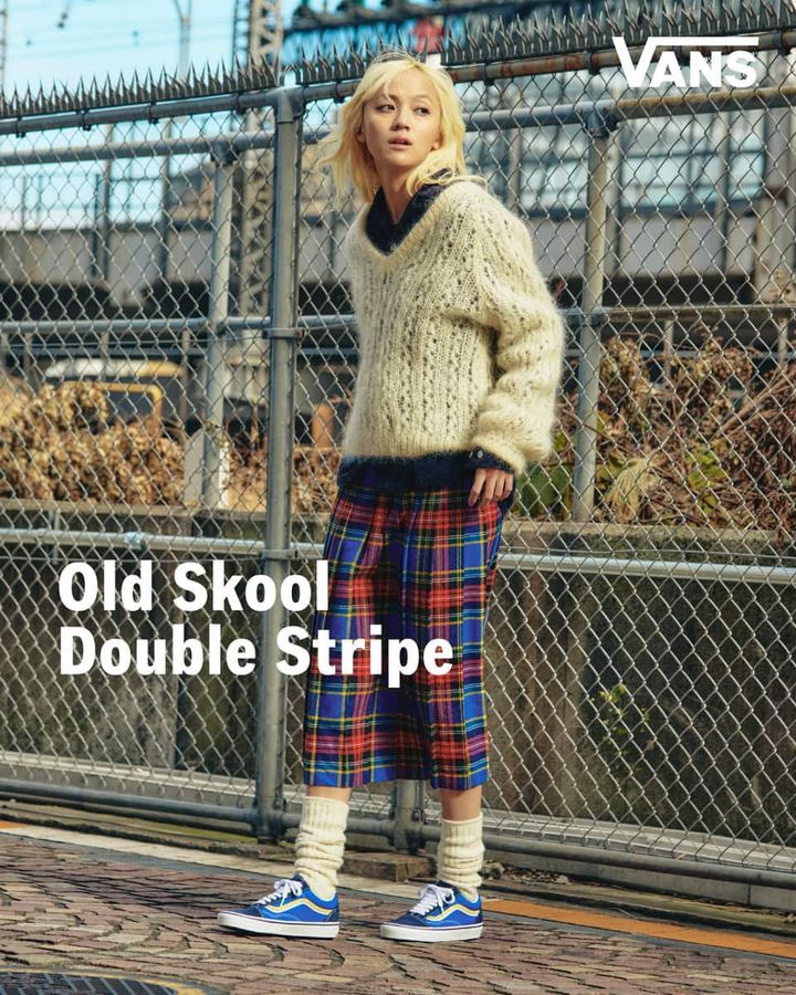 ABC-MART限定カラーのVANSオールドスクールのブルーとチェックのボトムスを着用したスタイリング画像