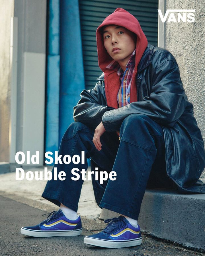 ABC-MART限定カラーのVANSオールドスクールのブルーを着用したスタイリング画像