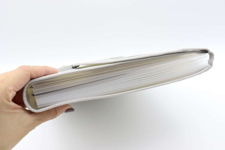 ダイソーのA4窓付ファイルホルダーは大容量ですっきり収まる