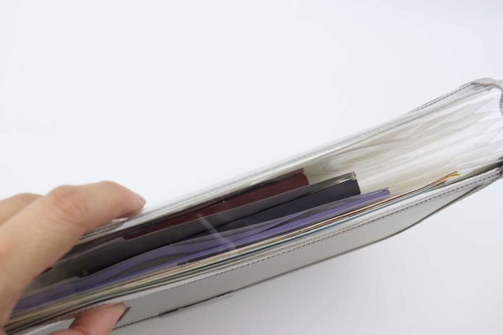 ダイソーのA4窓付ファイルホルダーは蓋を開けずに中身を確認できる