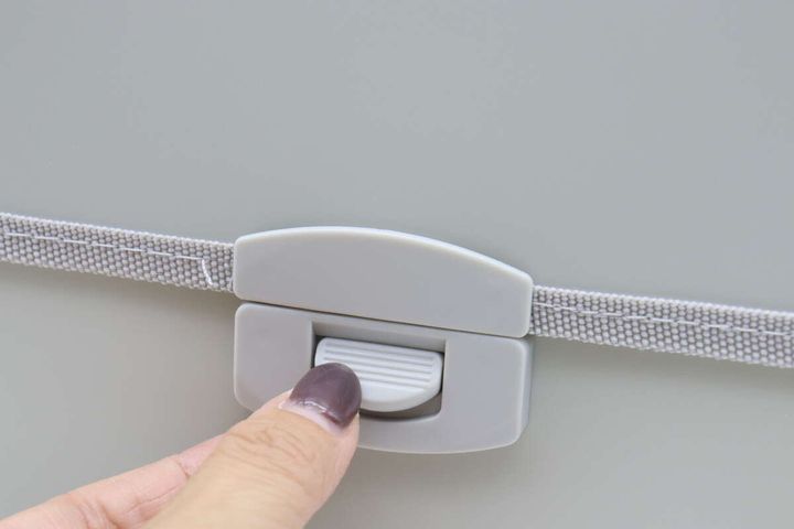 ダイソーのA4窓付ファイルホルダーはワンタッチで蓋が開く