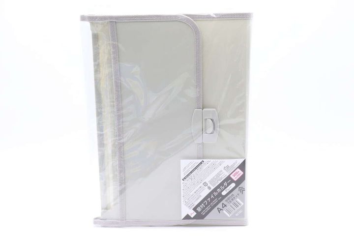 ダイソーのA4窓付ファイルホルダー 仕切り付 13ポケット グレーのパッケージ