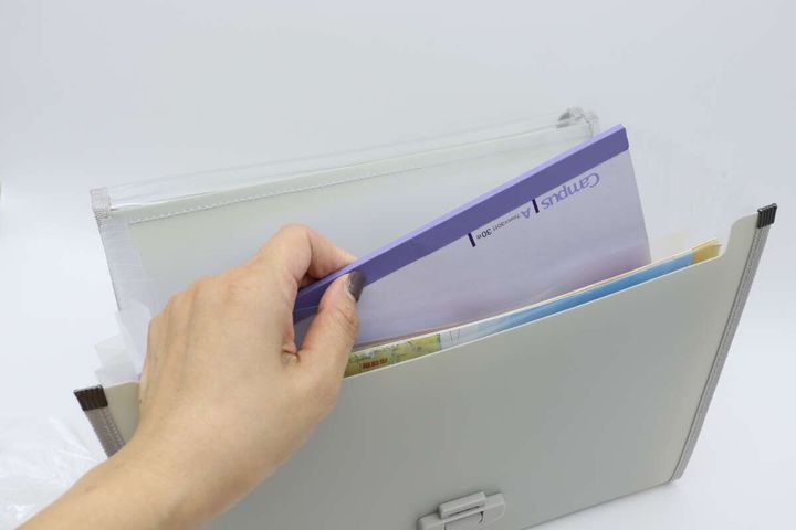 ダイソーのA4窓付ファイルホルダーはB5ノートが入る