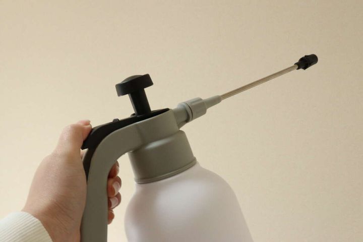 ダイソー ロングノズル付き蓄圧式噴霧器