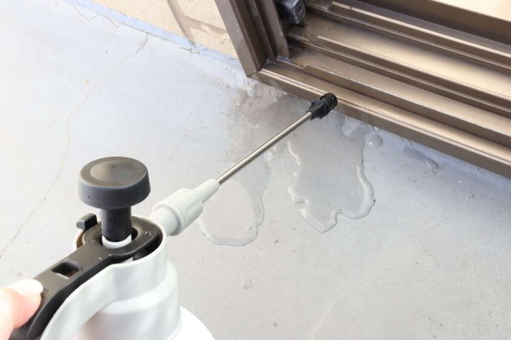 ダイソー ロングノズル付き蓄圧式噴霧器 使用例 サッシ