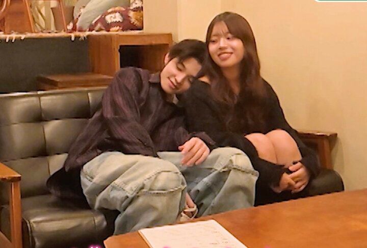 【写真・画像】ティーンに大人気のカップルがカフェでイチャイチャ…愛を確かめ合う2人の姿を公開 1枚目