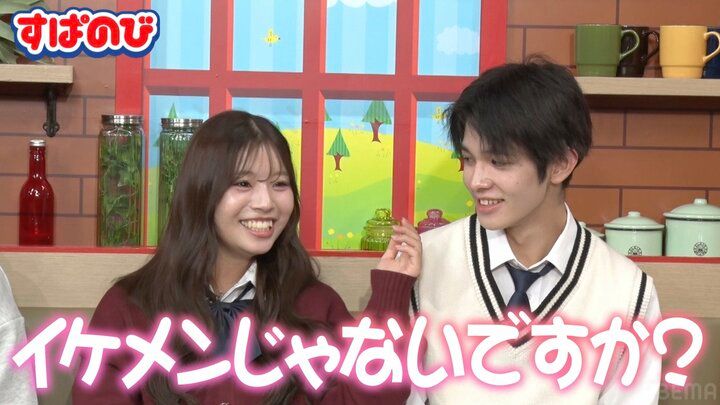 【写真・画像】ティーンに大人気のカップルがカフェでイチャイチャ…愛を確かめ合う2人の姿を公開 2枚目