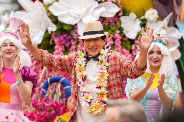 本作のジャッキーは、スーパースターのジャッキー・チェン本人役！ [c] 2024 Emei Film Group Co., Ltd. Tianjin Maoyan Weying Cultural Media Co., Ltd. Longdongdong Pictures (Haikou) Co., Ltd.Ya' An Cultural Tourism Group Co, Ltd Aijia Film Industry Beijing Cheer Entertainment