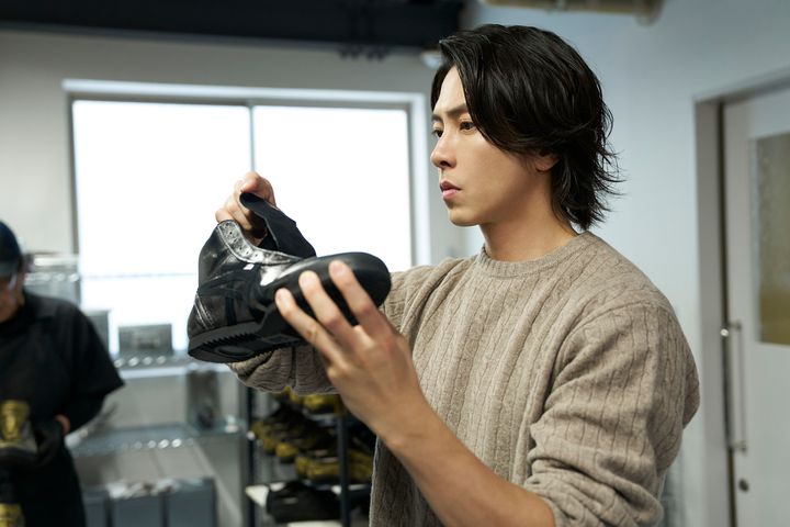 山下智久、クリエイターとして渾身のシューズを職人と制作「靴は人生の