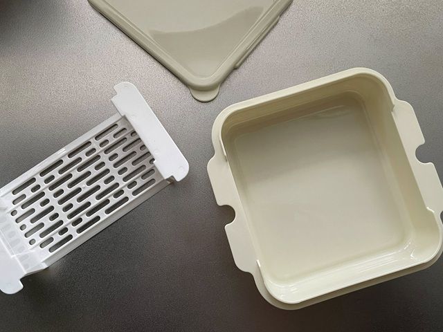 ダイソー フレンチトーストメーカー フタ、容器、ザル