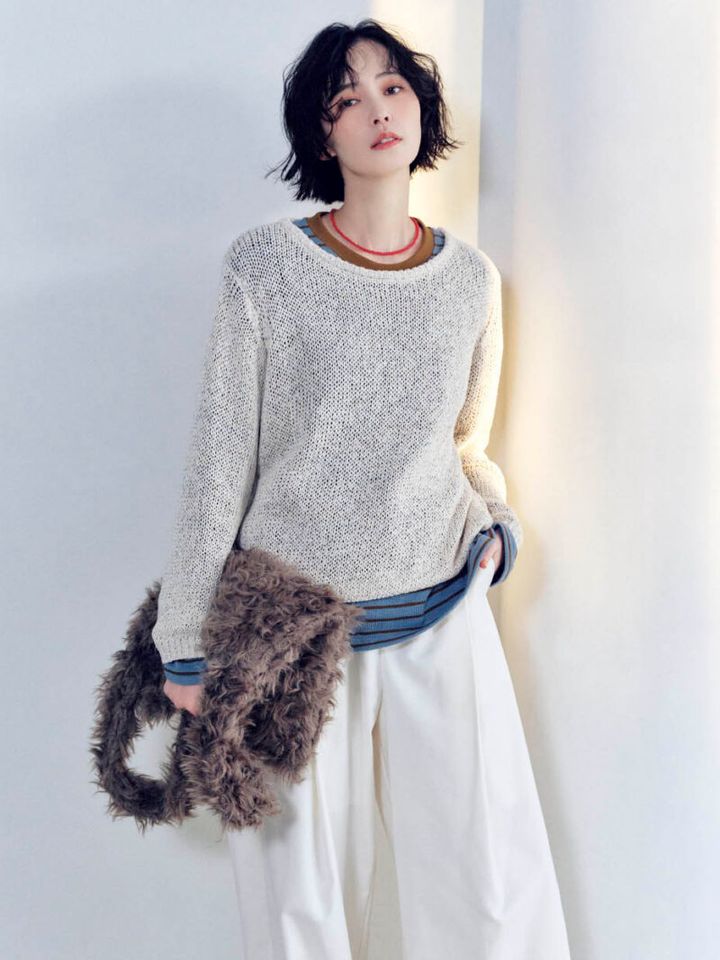 ニット￥9,900、ボーダーニット￥6,930、パンツ￥9,900、ファーバッグ￥4,950（すべてラヴィッシュゲート） ネックレス￥1,980（ギウノン／アンティローザ）