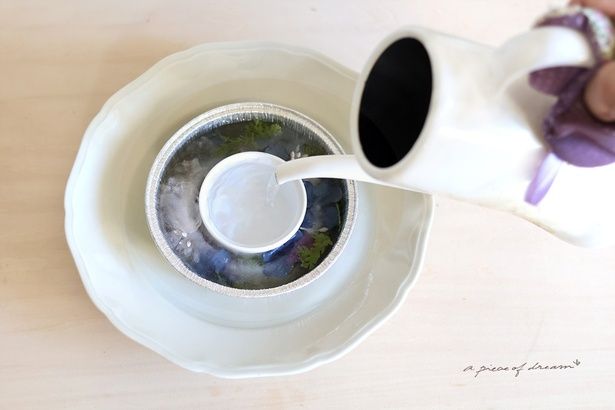 しっかり凍ったら、中央の器にお湯を注ぎます ▶完成品はこちら