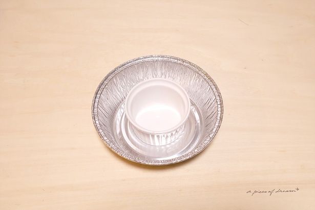 アルミボウルに小さな器をのせます ▶造花を配置したら