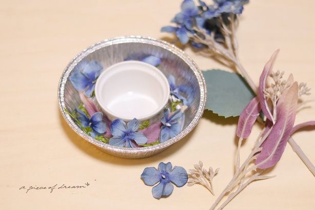 造花をカットしてリースのように、並べていきます ▶抜くには一工夫