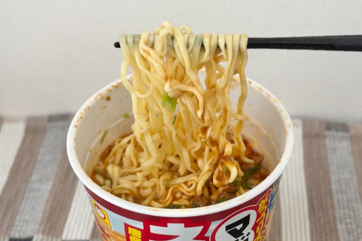 「久しぶりに傑作と感じた」「辛旨美味！」【マルちゃん】の新作カップ麺