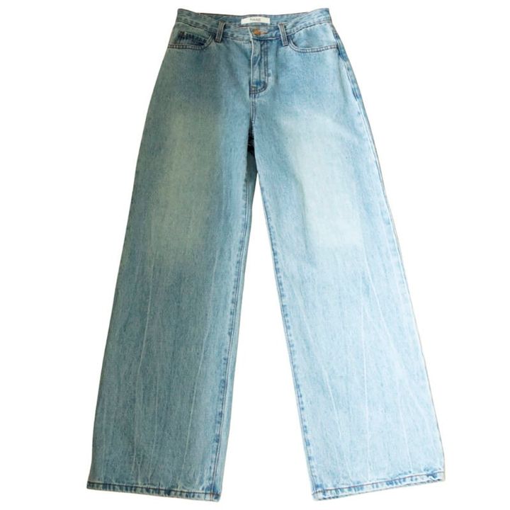 ワイドシルエットのデニム（₩118,000）はTシャツやニットに合わせても大人っぽさをキープできる。