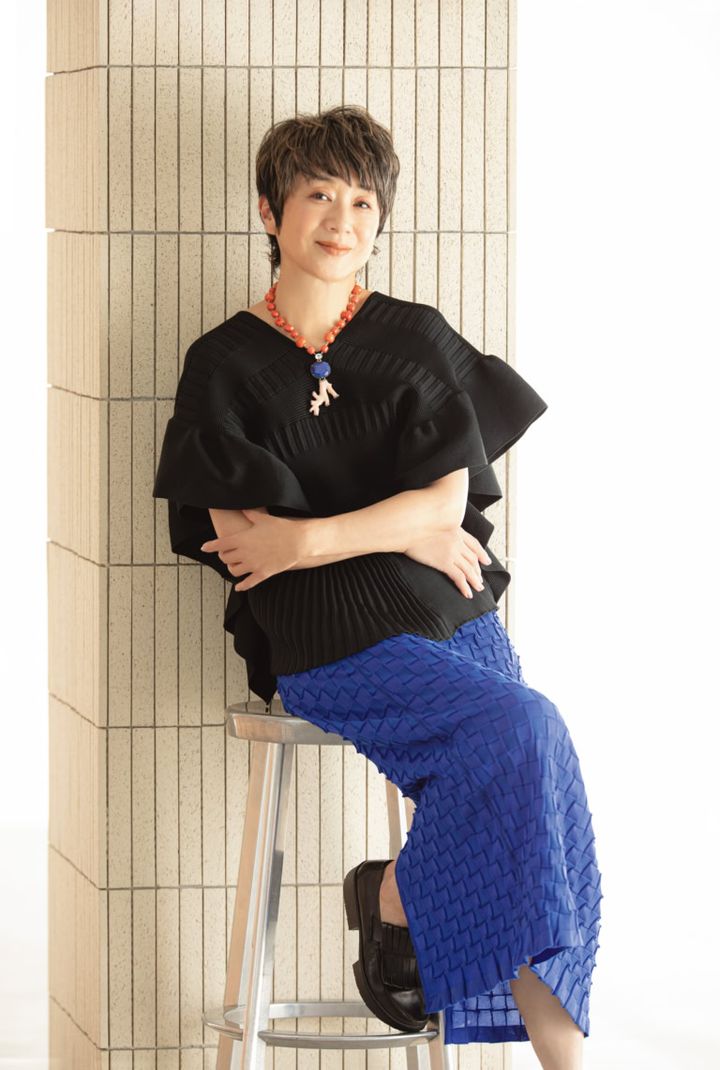 ニット¥50,600、ニットスカート¥39,600／ともにNAKAGAMI、靴¥70,400／トリッペン（トリッペン原宿店）、ネックレス¥1,320,000／ボン マジック