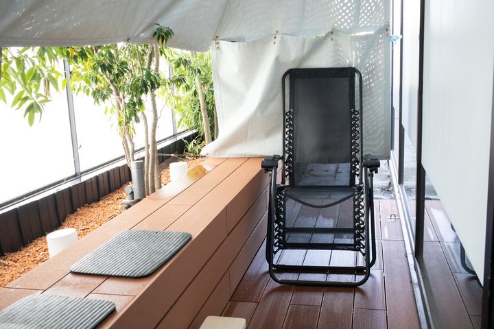 隠れ家的な外気ラウンジ