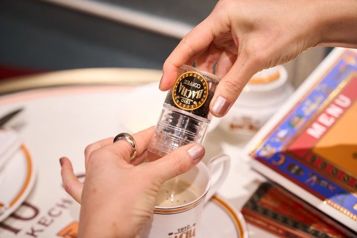 バニラビーンズをミルで削ってコーヒーにトッピング