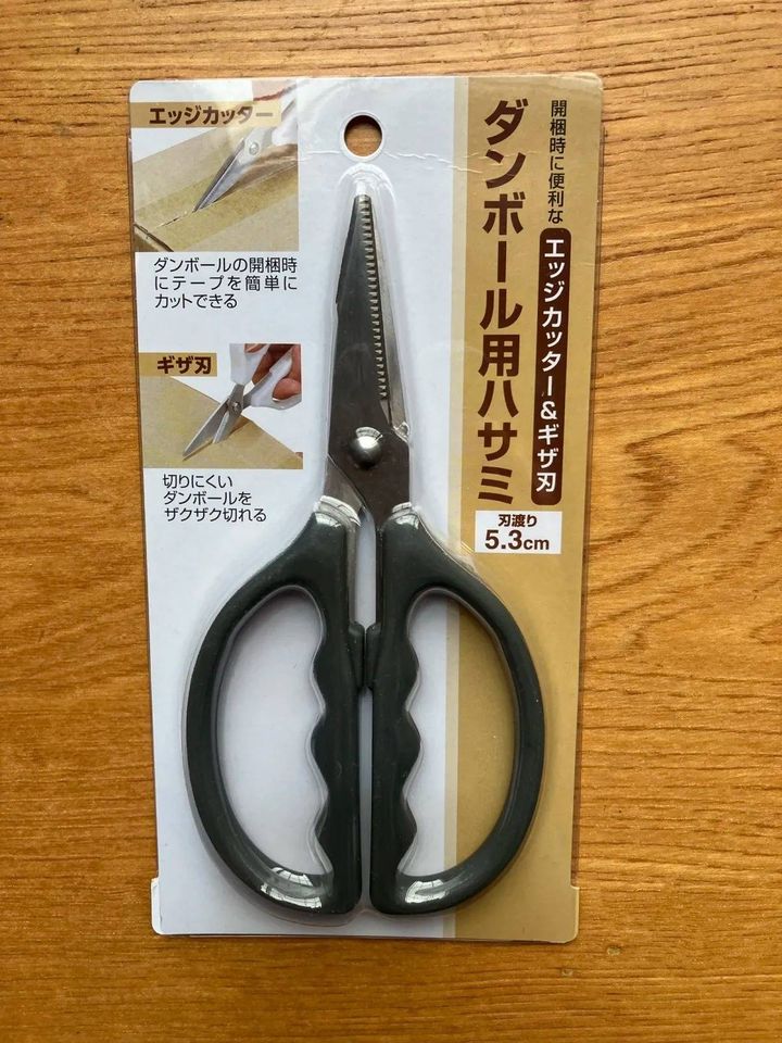 Seria(セリア)：ダンボール用ハサミ