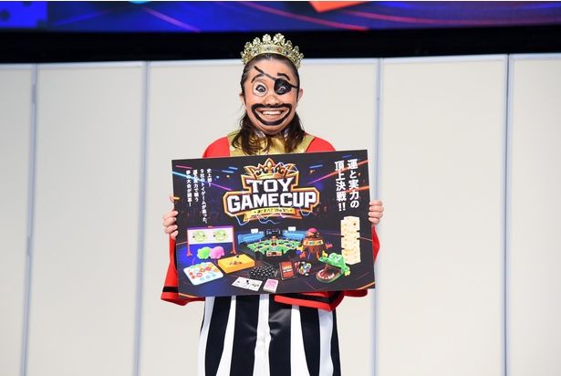 「黒ひげ危機一発」がモチーフの“キングタロー。”として、ステージに登壇したキンタロー。さん 撮影：ソムタム田井