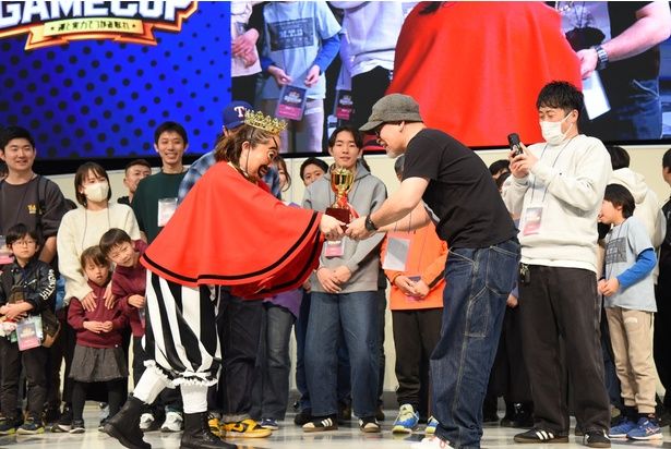 表彰式ではプレゼンターもこなすキンタロー。さん 撮影：ソムタム田井