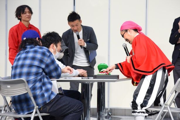 エキシビジョンマッチでは「スーパーイタイワニー」で対戦 撮影：ソムタム田井