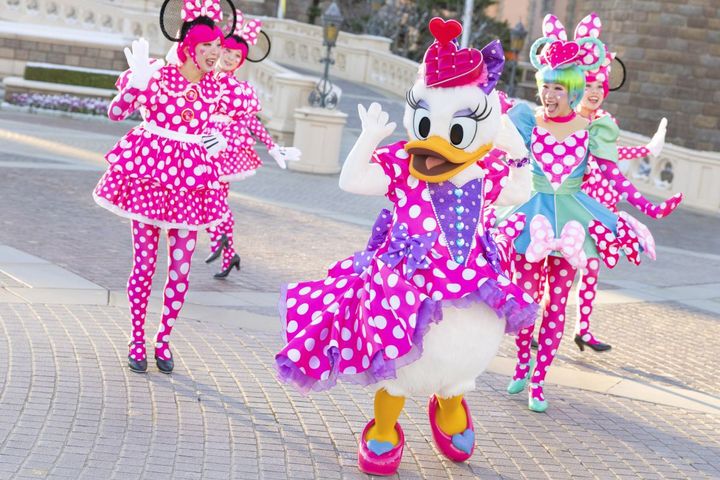 ディズニー・プレミアアクセスはシンデレラ城前にもスペースがあるので、フロートを降りてきたキャラクター