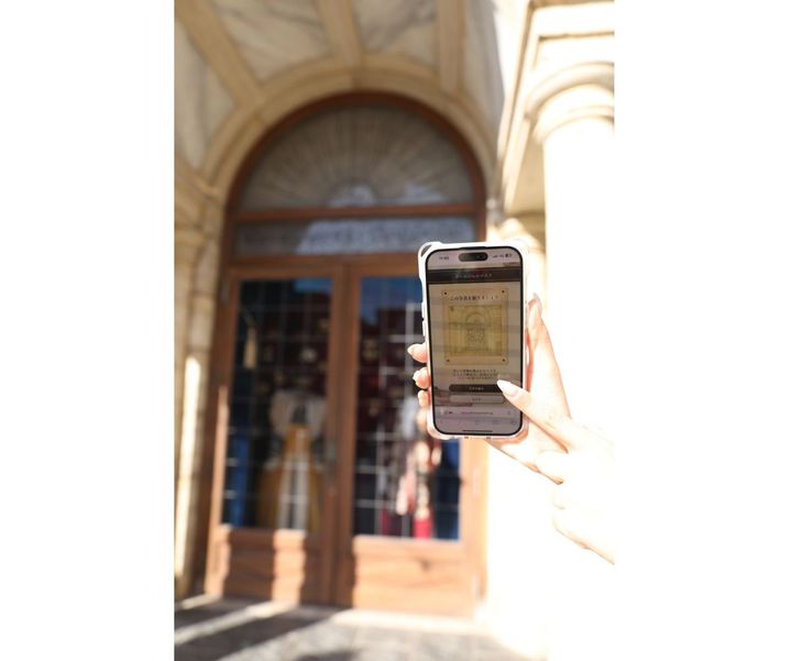 各スポットでスマホから専用サイトを通じて写真を撮ると、さまざまなストーリーを見ることができちゃいます。