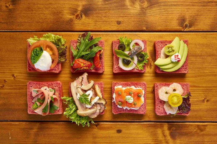 「桜色のオープンサンドイッチ」660円