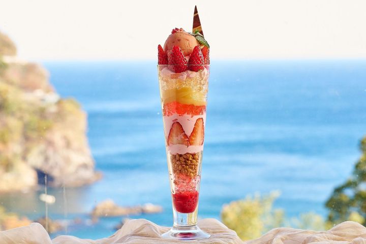 「苺とピスタチオのクラシックパフェ」2860円