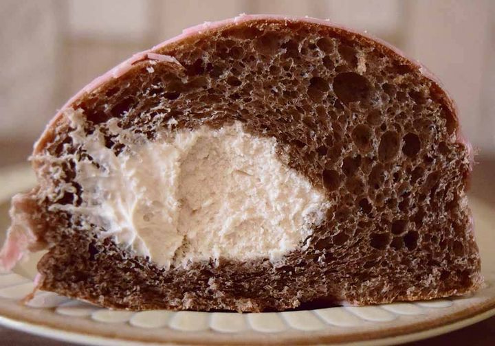 表面のいちごコーティングはパリッとした食感が心地よく、中のいちごクリームは甘酸っぱさが際立ちます。