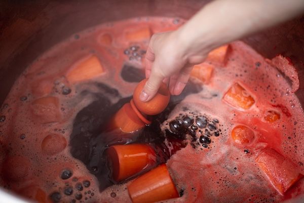 職人の手仕事で作られた草木染めの一輪挿しこけし「草木染め 東京花こけし」誕生