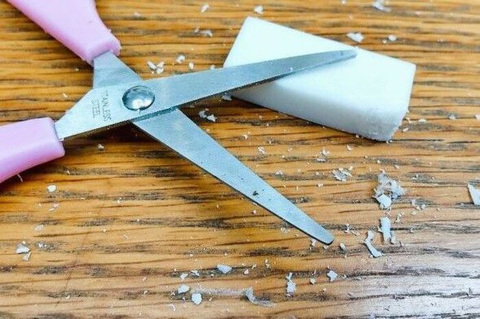 切れ味が落ちたハサミを一発で復活させる裏ワザ！思わず感動する仕上がりに♪【やってみた】