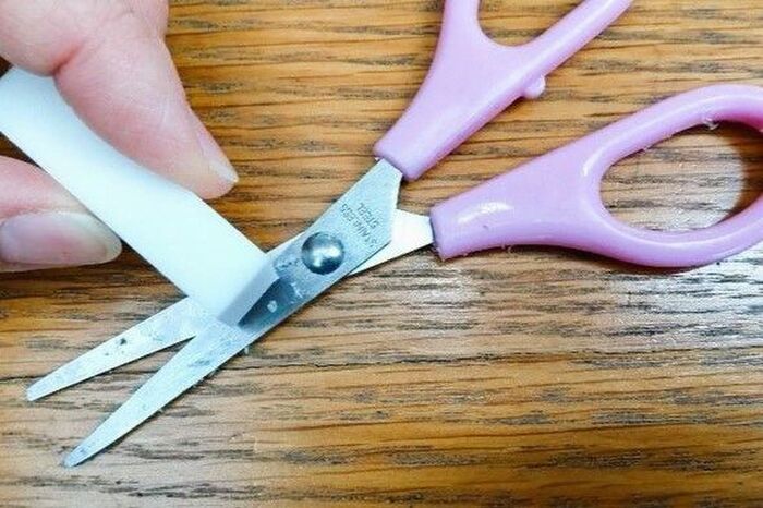 切れ味が落ちたハサミを一発で復活させる裏ワザ！思わず感動する仕上がりに♪【やってみた】