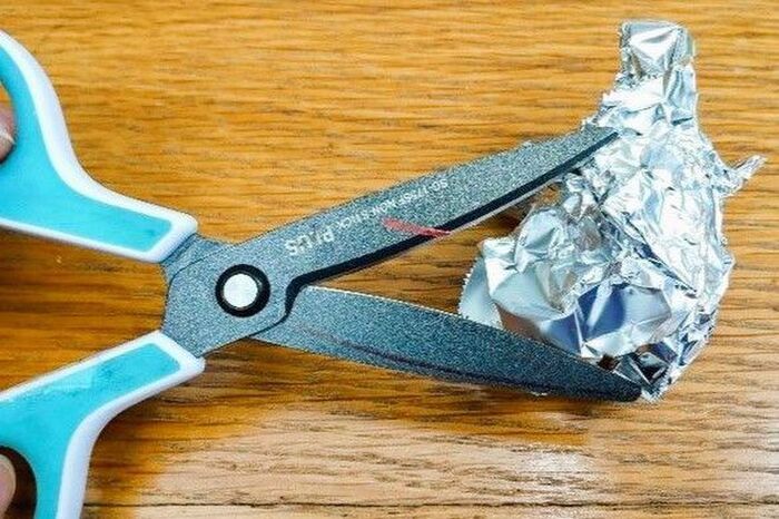 切れ味が落ちたハサミを一発で復活させる裏ワザ！思わず感動する仕上がりに♪【やってみた】