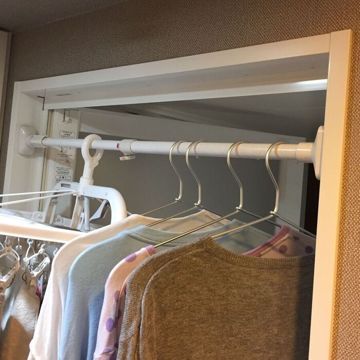 お風呂の入り口に【突っ張り棒】を設置するだけで！家事が驚くほどラクになる♡