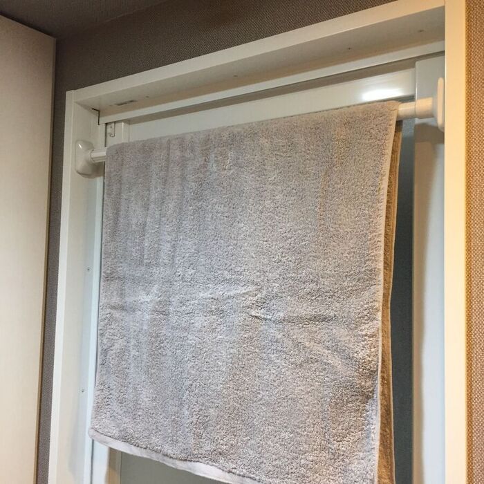 お風呂の入り口に【突っ張り棒】を設置するだけで！家事が驚くほどラクになる♡