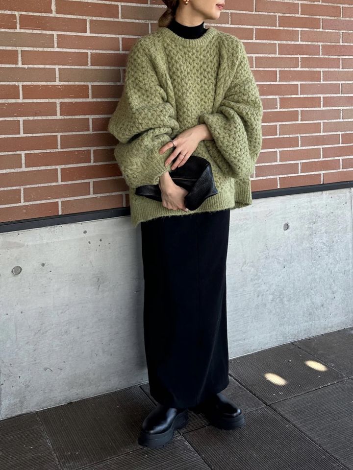 ワンピの上からグリーンニットをプラス