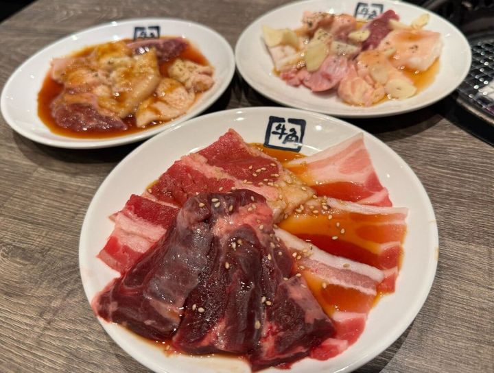 ちょい飲みに最高！お酒が進む焼肉＆ホルモン盛り