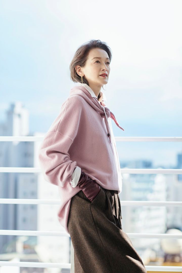 カシミアニットセーター¥88,000 カシミア三角形ストール¥27,500／ともにエクストリーム カシミア（エスケーパーズ オンライン）、中に着たコットンシルクのシャツ¥77,000 ／ブラミンク（ブラミンクトーキョー）、ヘリンボーンワイドパンツ¥39,600／エモエレ（アダム エ ロペ）、イエローゴールドフリンジピア¥264,000 ／トーカティブ（トーカティブ 表参道）、手袋／スタイリスト私物