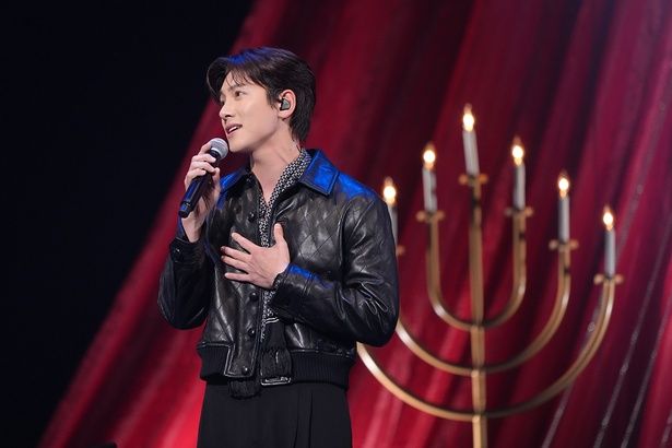 上下黒のシックな装いで歌を披露したチ・チャンウク (C) Ji Chang Wook Japan Official Fanclub