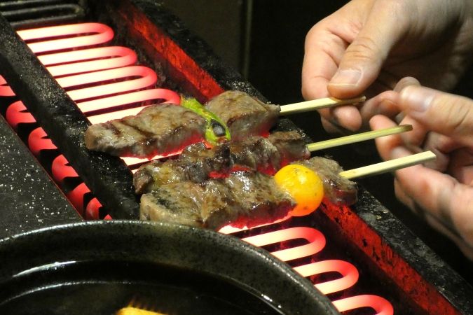 肉と小料理 あいよ 串を焼いてるところ