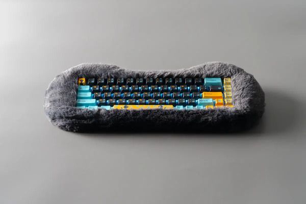 ふわふわカバー×本格的なタイピング性能！メカニカルキーボード「PETBRICK 65 」登場