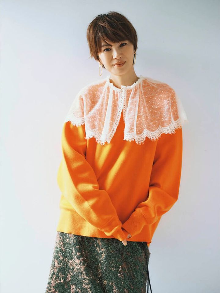 オレンジニット3万6300円（ナゴンスタンス） レースブラウス4万4000円（ミュベール） スカート4万6200円（ともにミュラー オブ ヨシオクボ） ピアス4万2900円（マリハ）